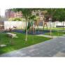 Césped natural en zona de juegos